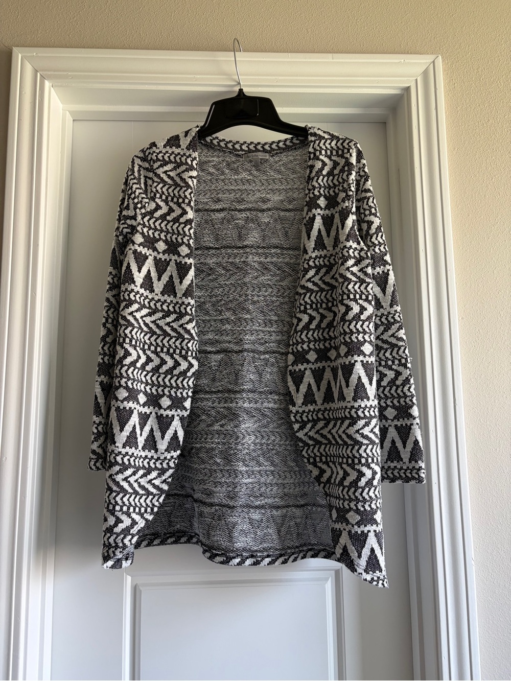 Charlotte Russe Black and White Open-Front Geometric Cardigan